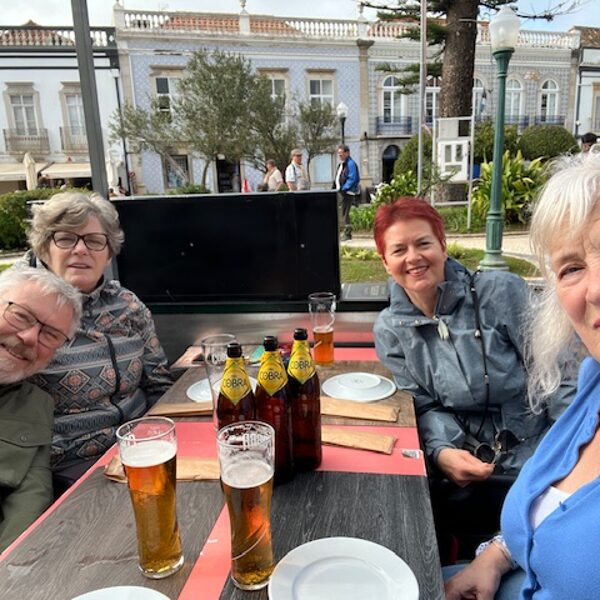 D'Arcy, Ingrid, Zizi és Brenda az Indiai étteremben