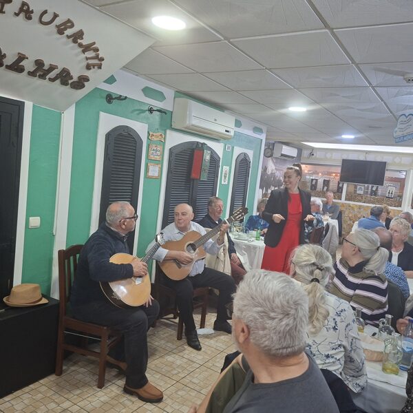 Fado-Musiker und die Leadsängerin in Rot