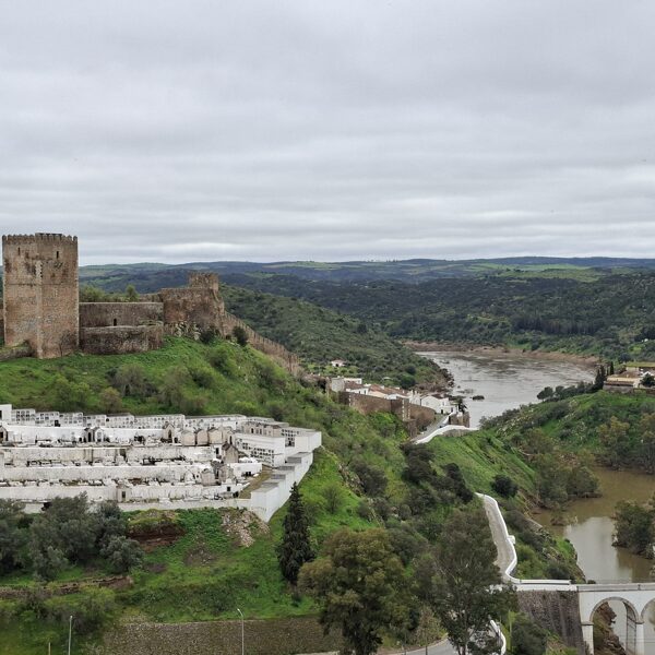 A vár és jobbra lent a ?-lyukú híd