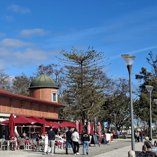 A piac épületének egy része az éttermekkel