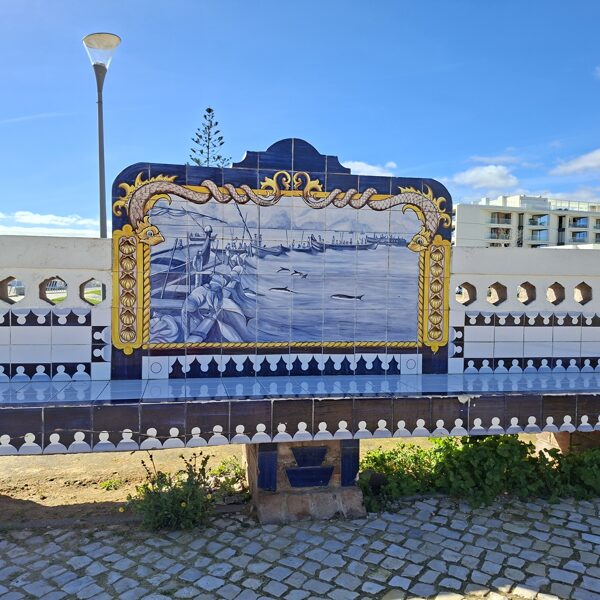 Egy csempékkel kirakott pad a parkban