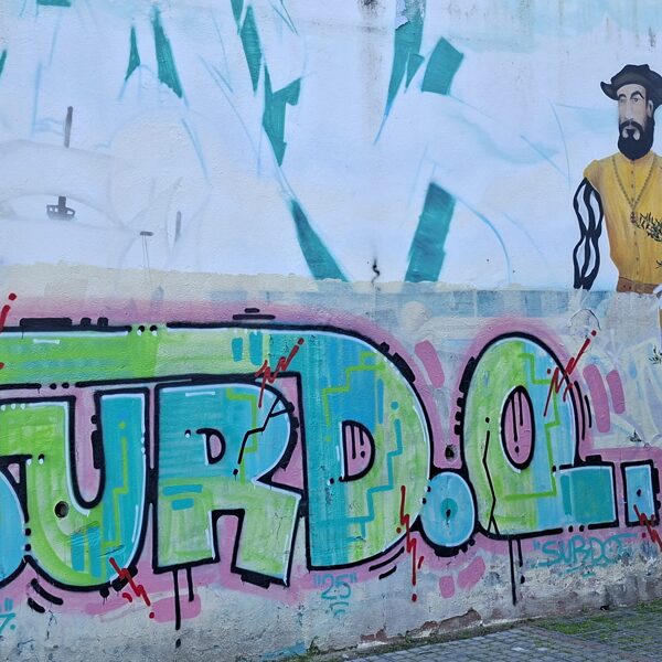 Graffiti a kis zöld, csörgedező patakos oázis bejáratánál