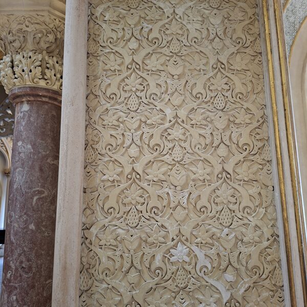 Die Mauern sind aus Stein gehauen