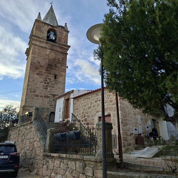 Itt vagyunk jobbra, a harangtorony mellett