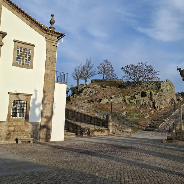 Ennek a dombnak a tetején ülve néztem a naplementét