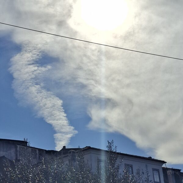 Kein Rauch, nicht einmal eine Rauchwolke. Nur eine Wolke. Oder die Nabelschnur der Erde zur Sonne?