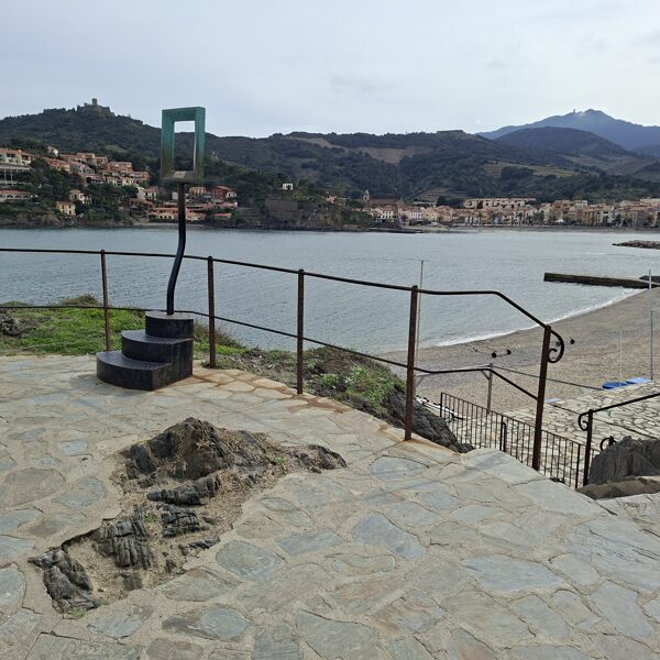 A sziklát is belefoglalták a járdába