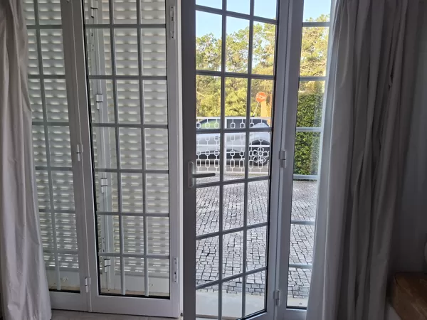 Az új szobánk a csendes utcánkra nyílik