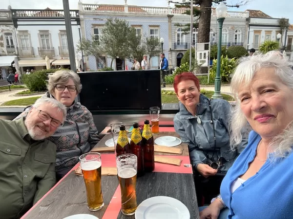 D'Arcy, Ingrid, Zizi és Brenda az Indiai étteremben