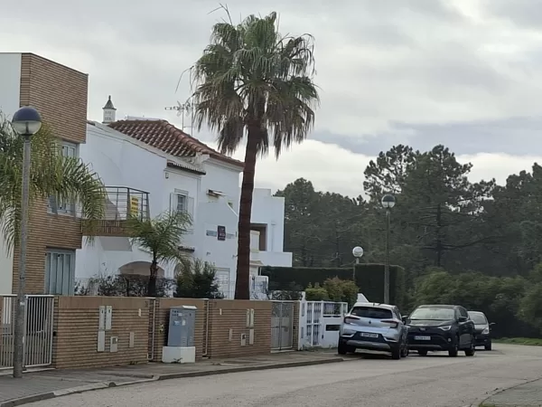 Die Straße mit dem Haus, in dem wir wohnen, und meinem Auto
