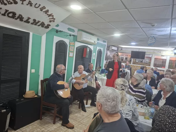 Fado-Musiker und die Leadsängerin in Rot