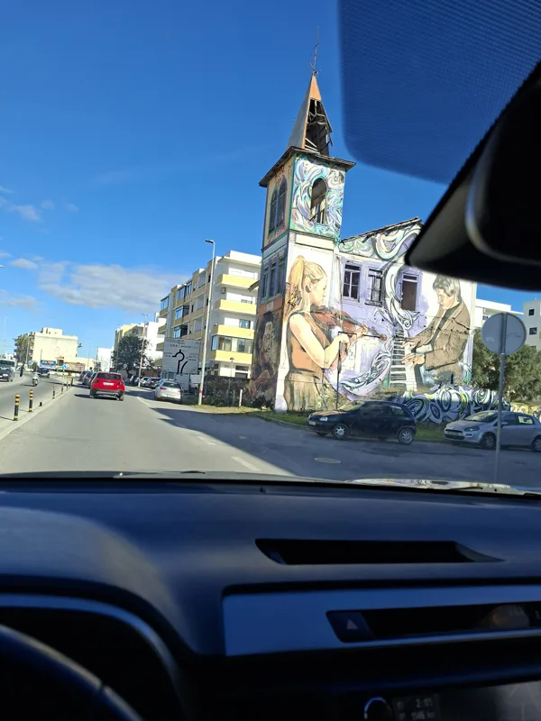 Portugáliában népszerű a graffiti ("épület-tetoválás")