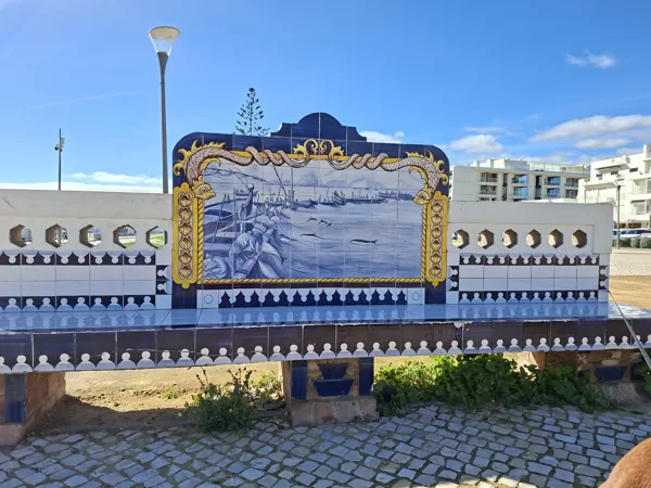Egy csempékkel kirakott pad a parkban