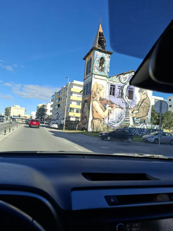 Portugáliában népszerű a graffiti ("épület-tetoválás")