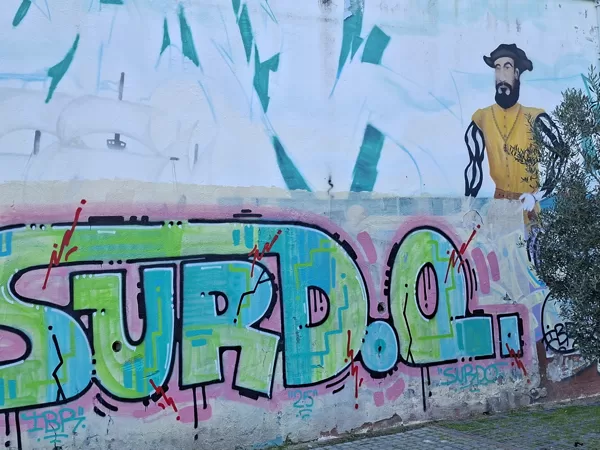 Graffiti a kis zöld, csörgedező patakos oázis bejáratánál