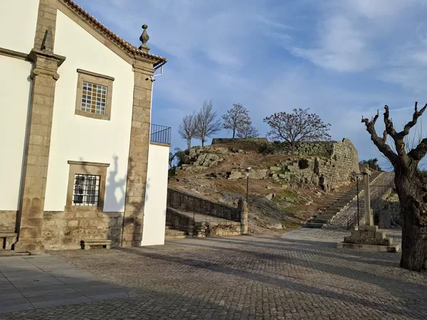 Ennek a dombnak a tetején ülve néztem a naplementét