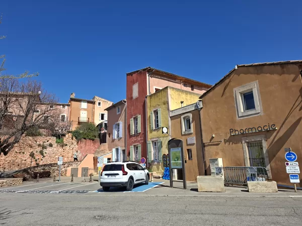 Roussillon színes házai